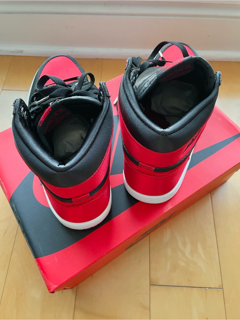 NIB Air Jordan 1 Retro HI OG in Black/University Red-White 8.5M 10W - Picture 3 of 6